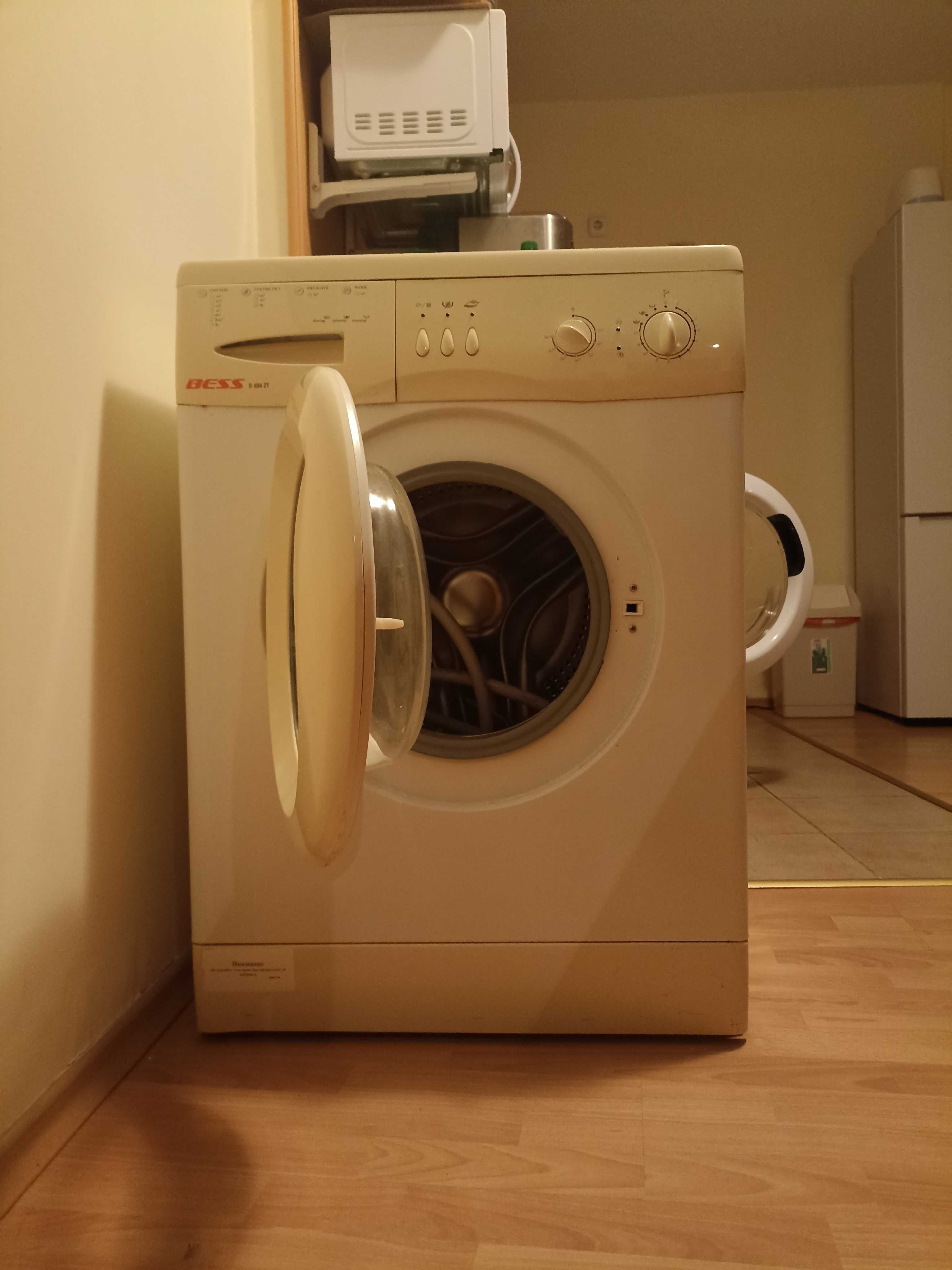 Пералня в работещо състояние 83 см x 59 см x 46 см