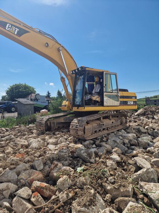 Escavator de închiriat.