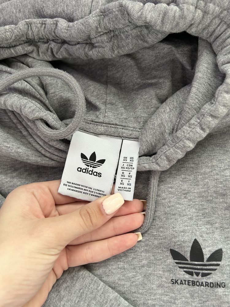 Adidas горнище hoodie