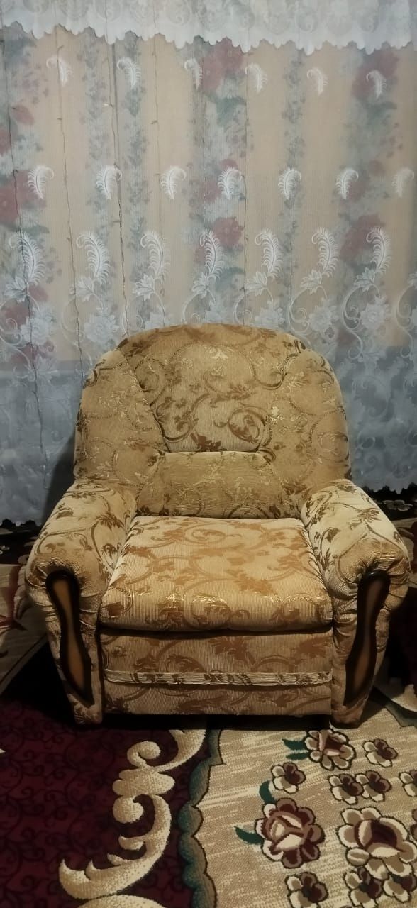 Продается диван с креслом кроватью.В хорошем состоянии.