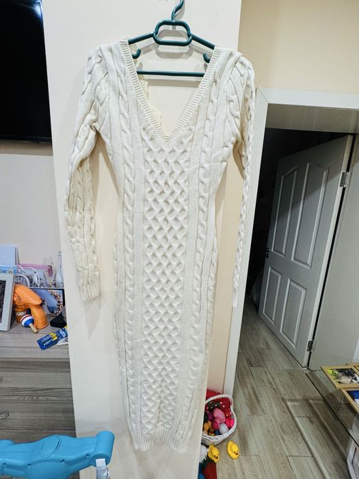 Рокля в бежов цеят с елегантна плетка