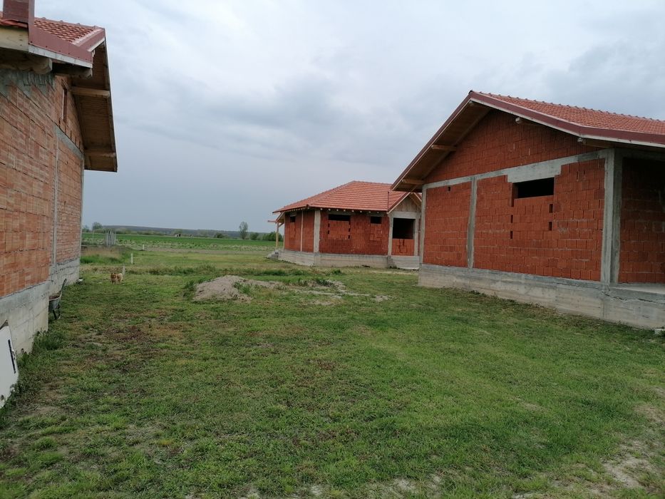 Case de vânzare în cionchesti de la 62500 euro și parcele