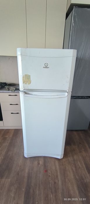 Продам холодильник Indesit