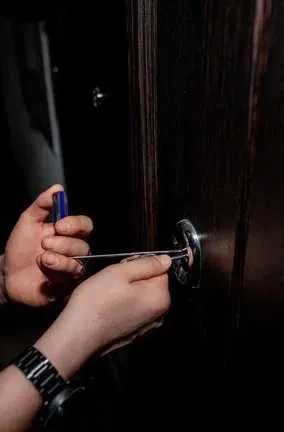 Установка дверных замков. Вскрытие. Ремонт. Вскрытие сейфов, авто.