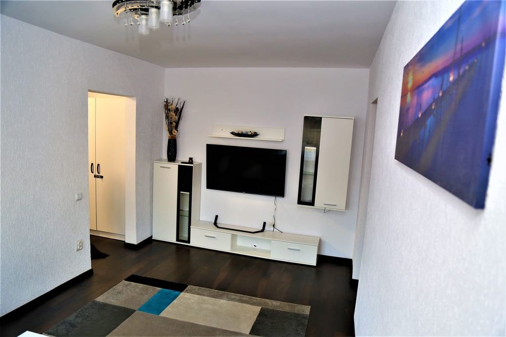 Vând sau închiriez  apartament 3 camere zona 6 martie