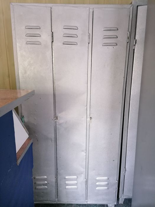 Urgent, vând bar solid, mare si vestiar metalic pt activit. econom.