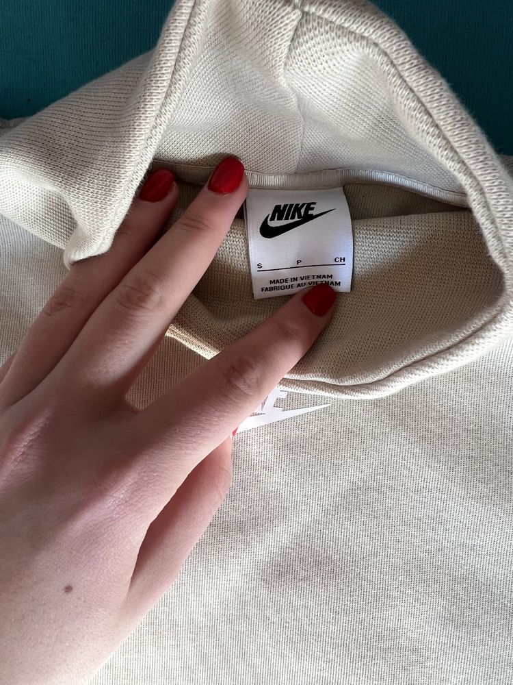 Чисто нова блуза Nike Essentials