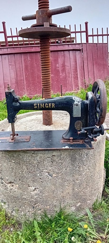 Mașină cusut veche singer