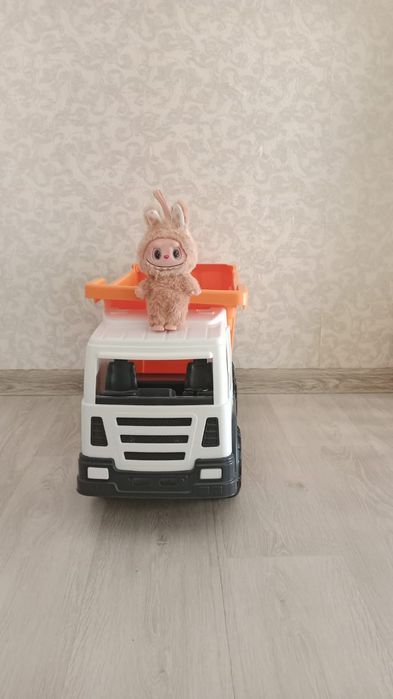 Продам детский камаз и в подарок игрушка лабубу
