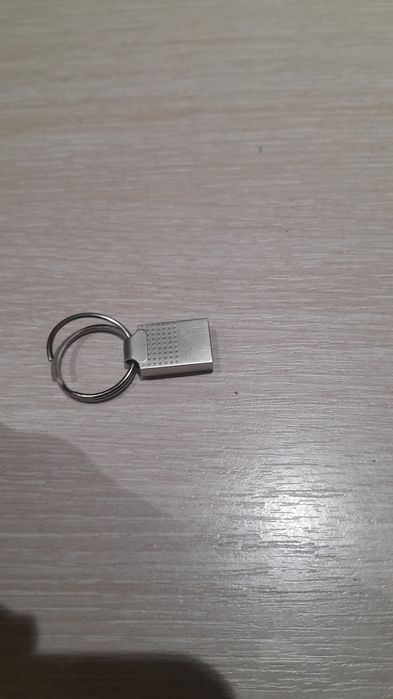 Подаю флешку на 4 гб