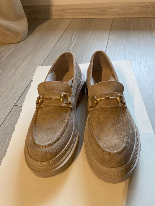 Cand balerini talpa inalta de culoare bej