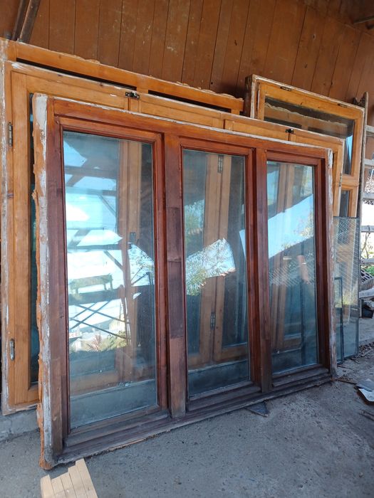 Ferestre din lemn cu geamuri termopan.