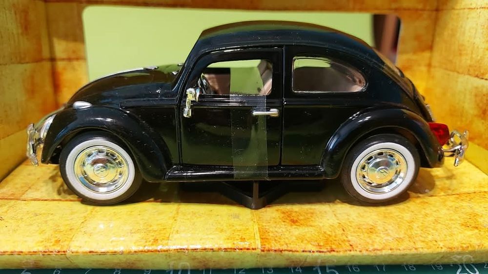 Метална количка Volkswagen Beetle. Цена: 40лв.