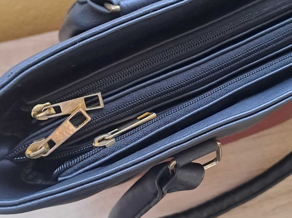 Дамска чанта в бордо и черно