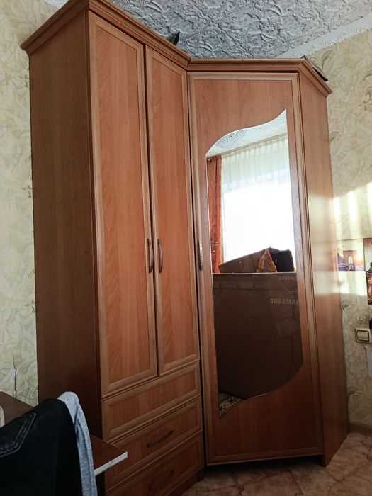 Продам угловой шкаф.