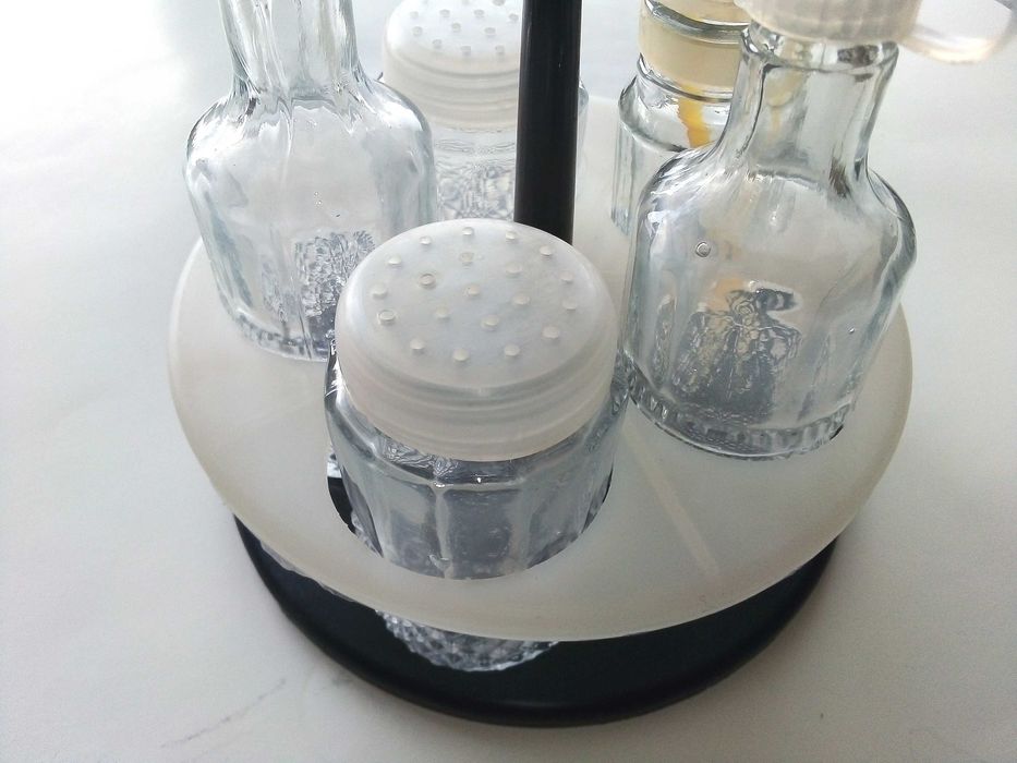 Два стари комплекта за подправки