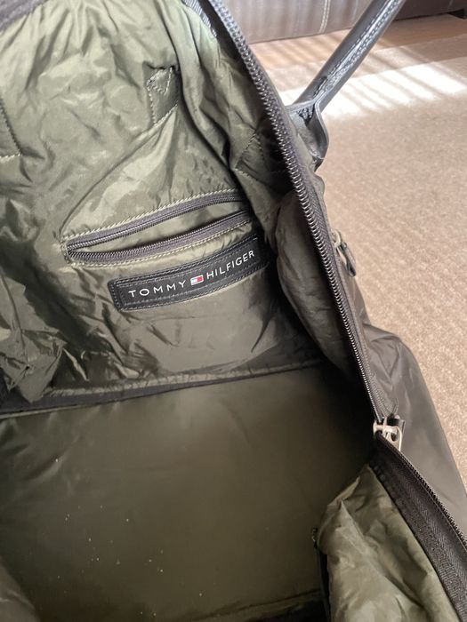 Geanta voiaj Tommy Hilfiger.