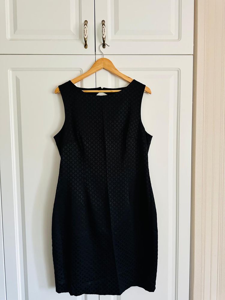 Rochie neagra de seara , fara maneci , de la firma H&M
