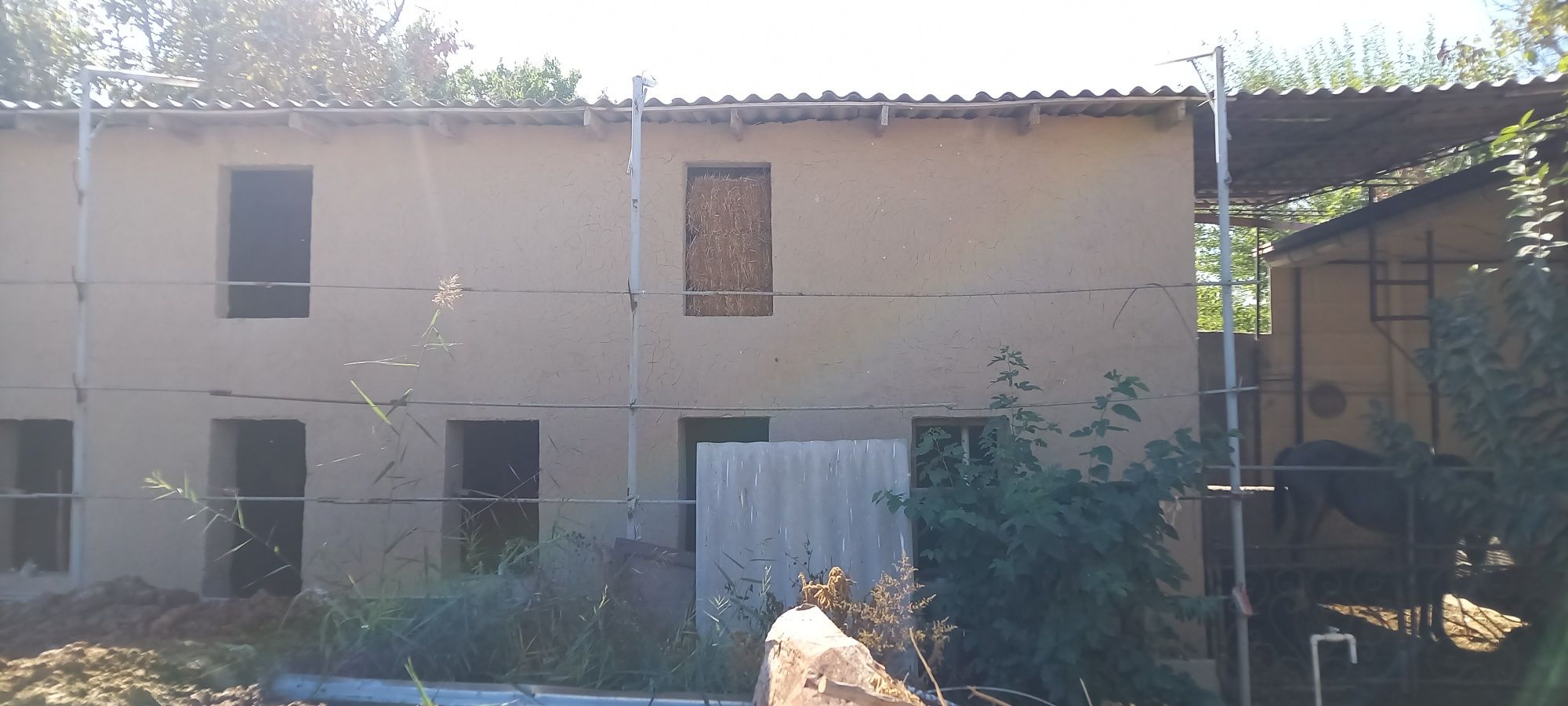 Zangata bogzorda 6 sotix molxonasi xam bor 5 xona uy tayyor uy