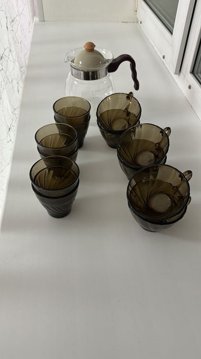 Набор: чайник, 6 стаканов, 6 кружечек.
