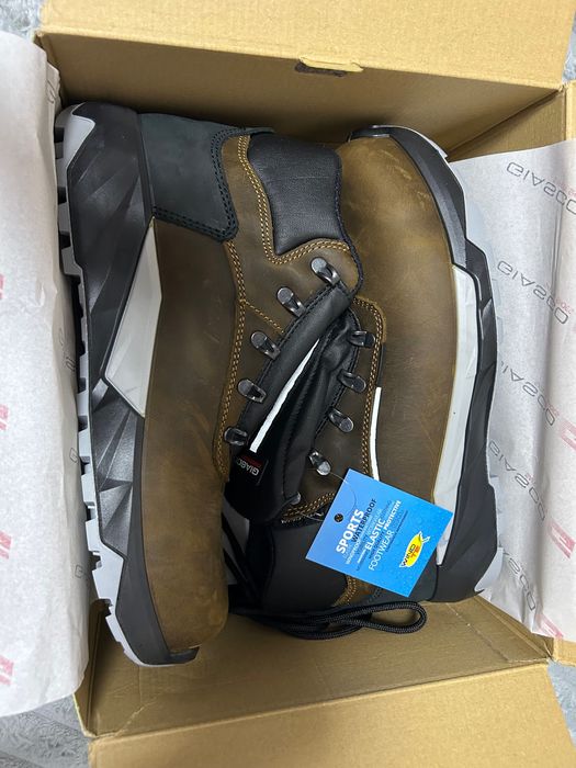 Чисто нови работни обувки