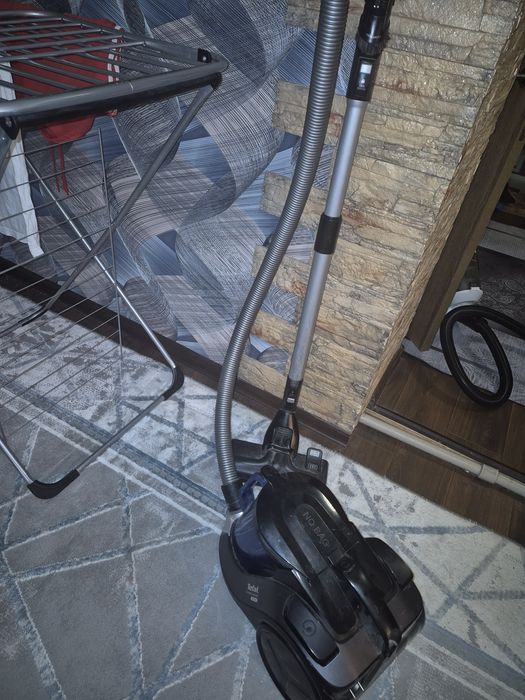 Пылесос, в рабочем состоянии