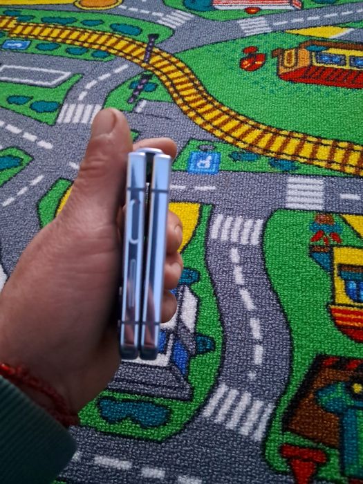 Vând Samsung Z Filp4