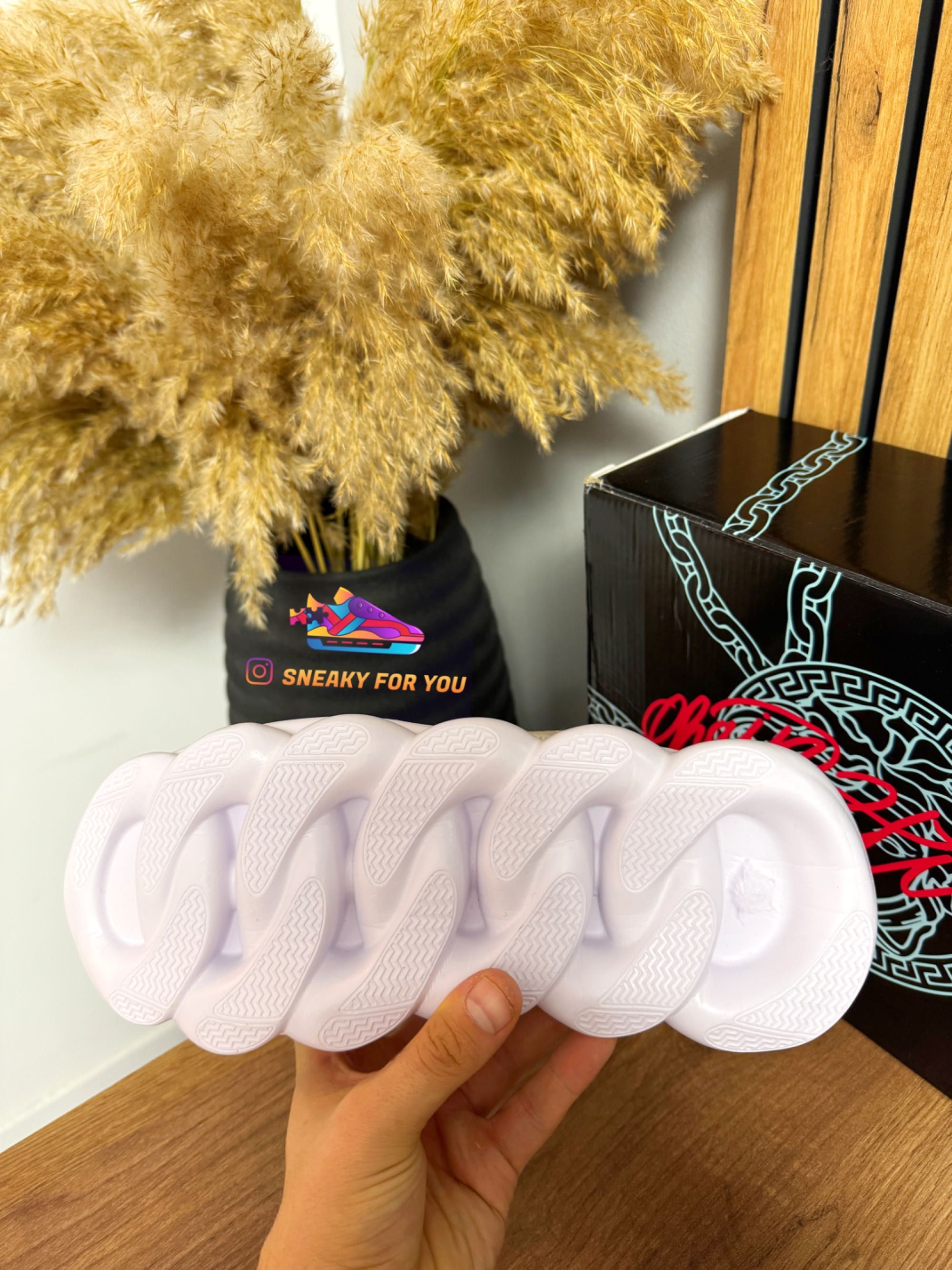 37-39 Versace Chain Reaction Pink