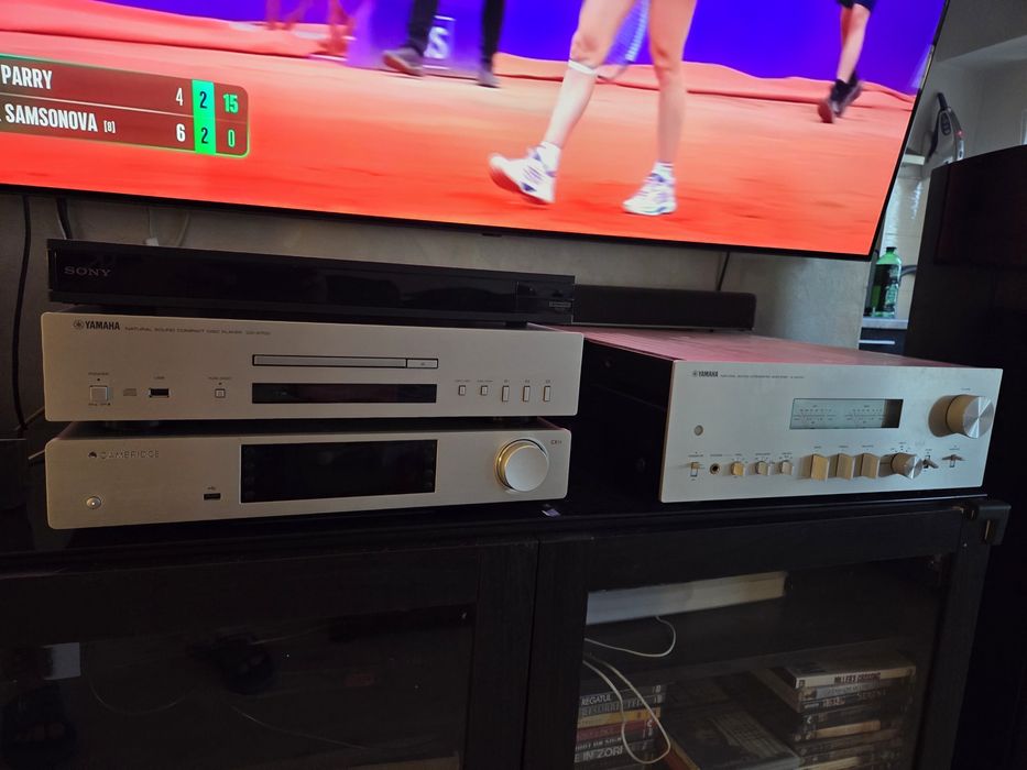 CD player Yamaha CD-S700 hi-fi