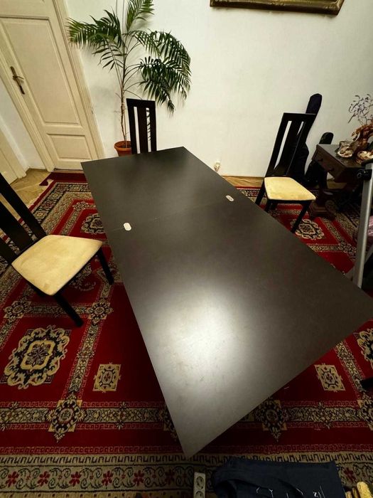 Masa extensibila cu 4 scaune, in stare perfecta