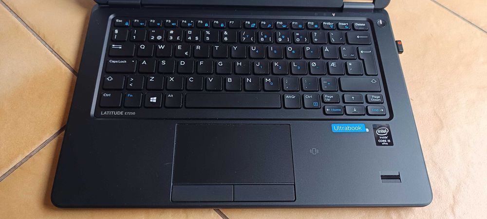Laptop Dell Latitude E7250 I5 5300U 12.5 inch 256 SSD Ram 8Gb