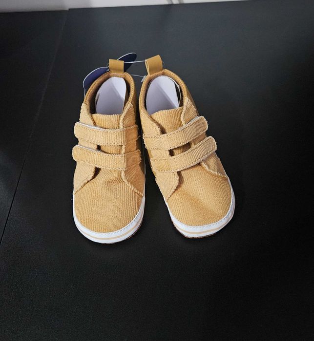 Sneakersi galbeni 7-12 luni