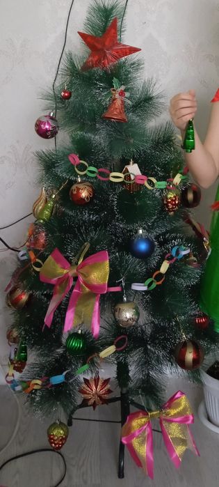 Ёлка сатамын ойыншығымен