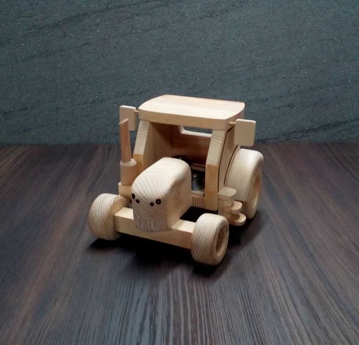 Музикално декоративно дървено тракторче DMAR 322