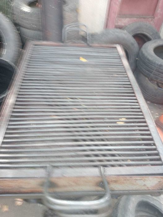 Vand valaie pentru animale si un gratar mare cu picioare