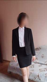 Классический, черный костюм с юбкой