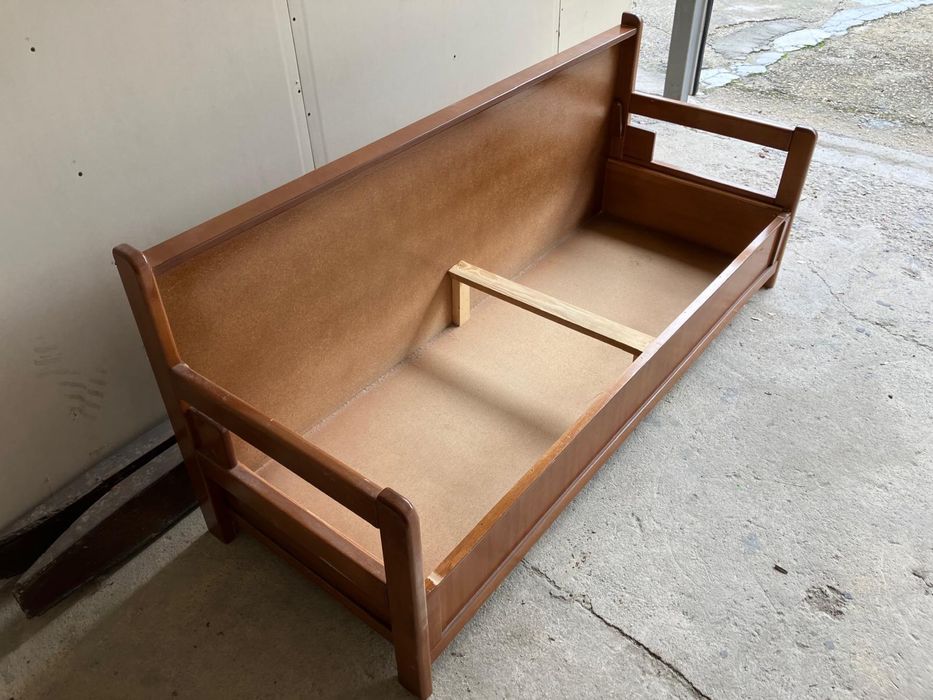 Дървен разтегателен диван