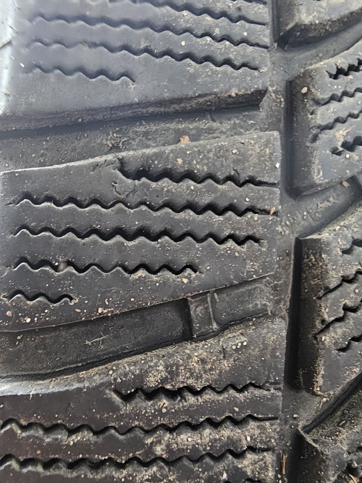 Продавам 2 броя гуми Bridgestone в добро състояние 215/65 R16