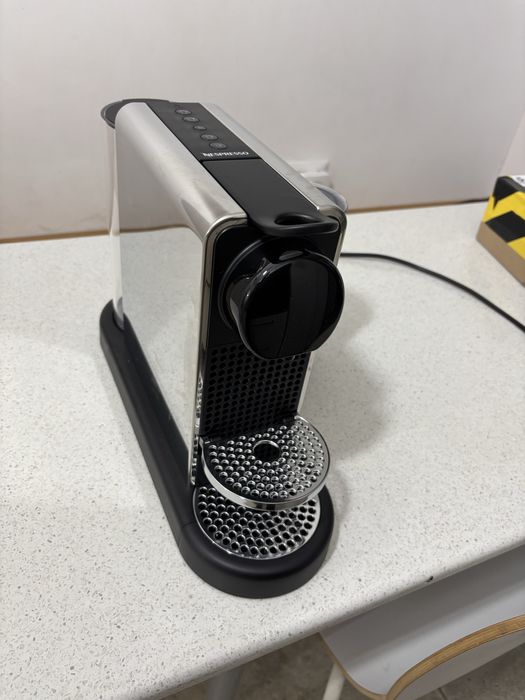 Vand aparat cafea Nespresso cu capsule