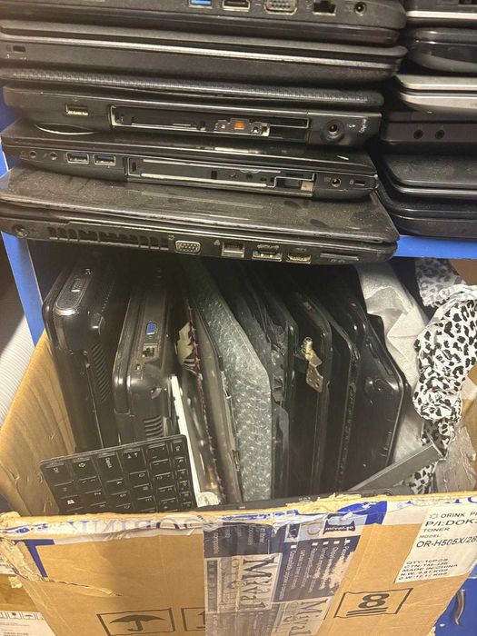 Vand laptopuri defecte, incomplete, pentru piese, conectori etc