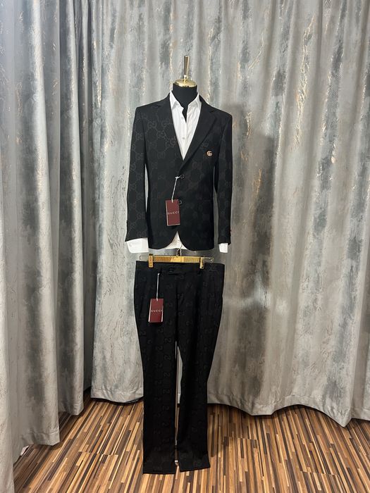 Costum Gucci , elegant
