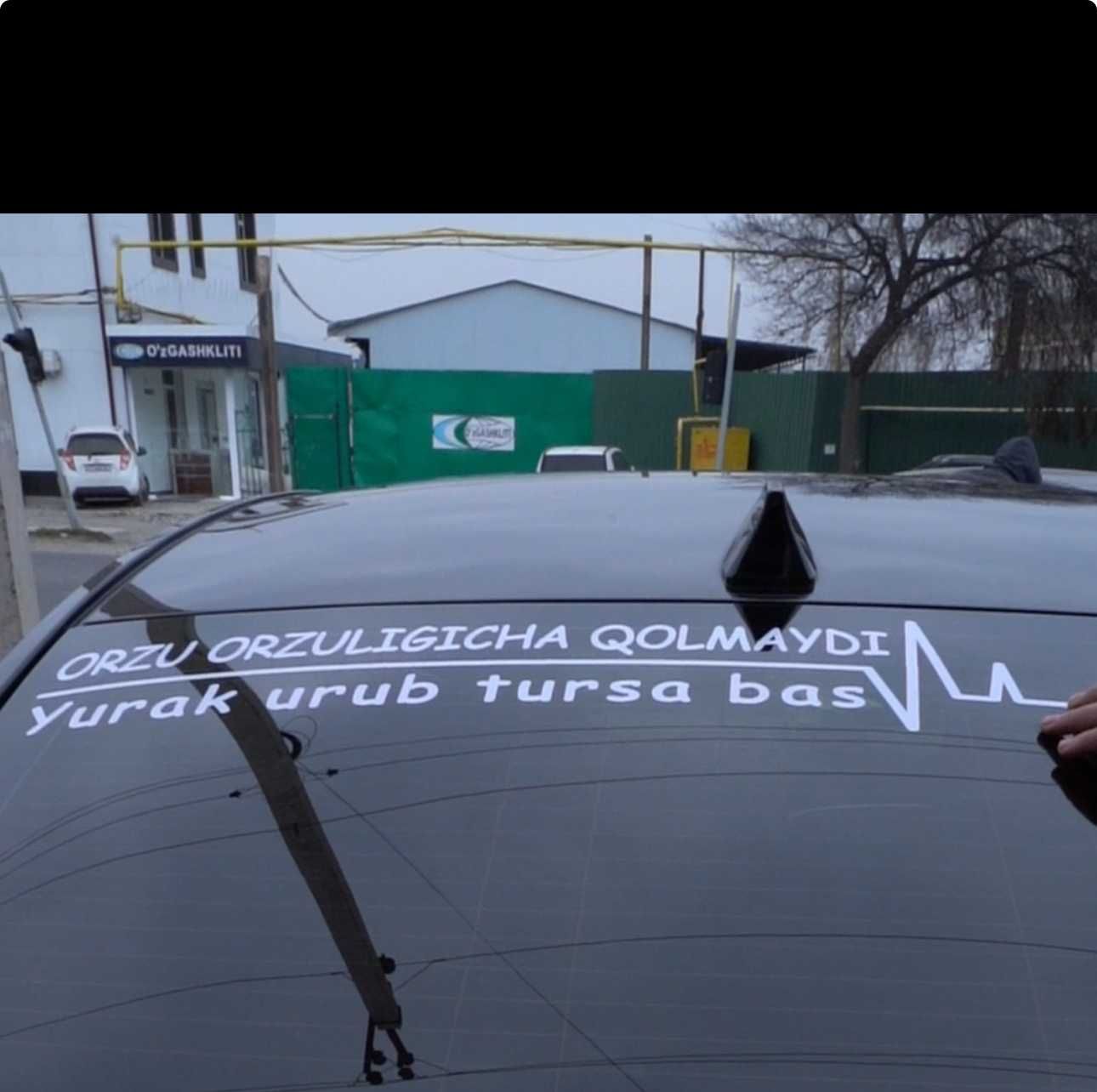 Mashina oynasi uchun stiker