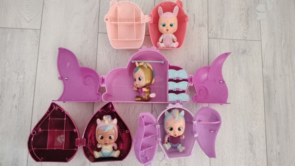 Păpuși Cry Baby și Barbie