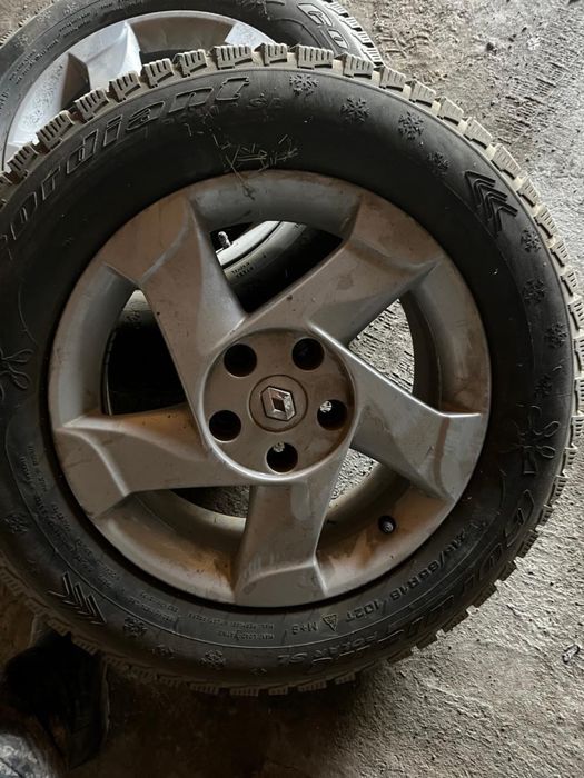 Продаю зимние шины 215/65 R16 на легкосплавных дисках