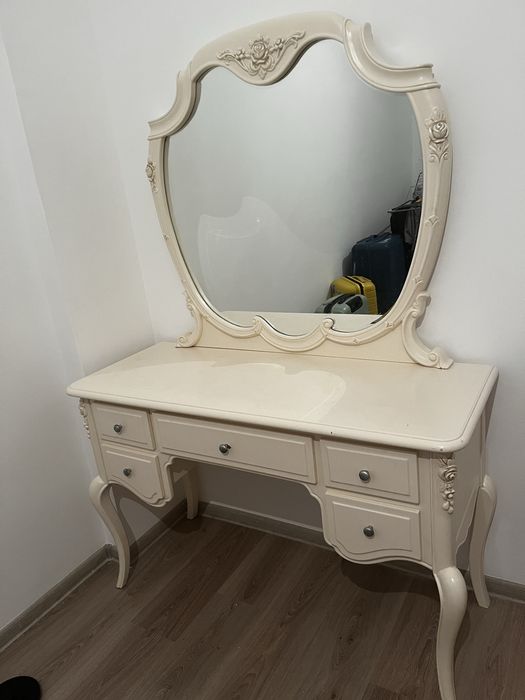 Продам срочно туалетный столик