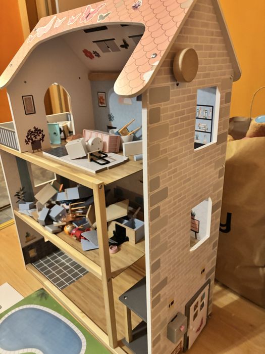 Casuta din lemn pentru fetite