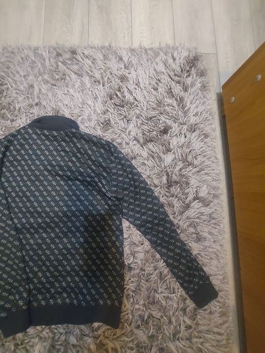 Vând bluza guess