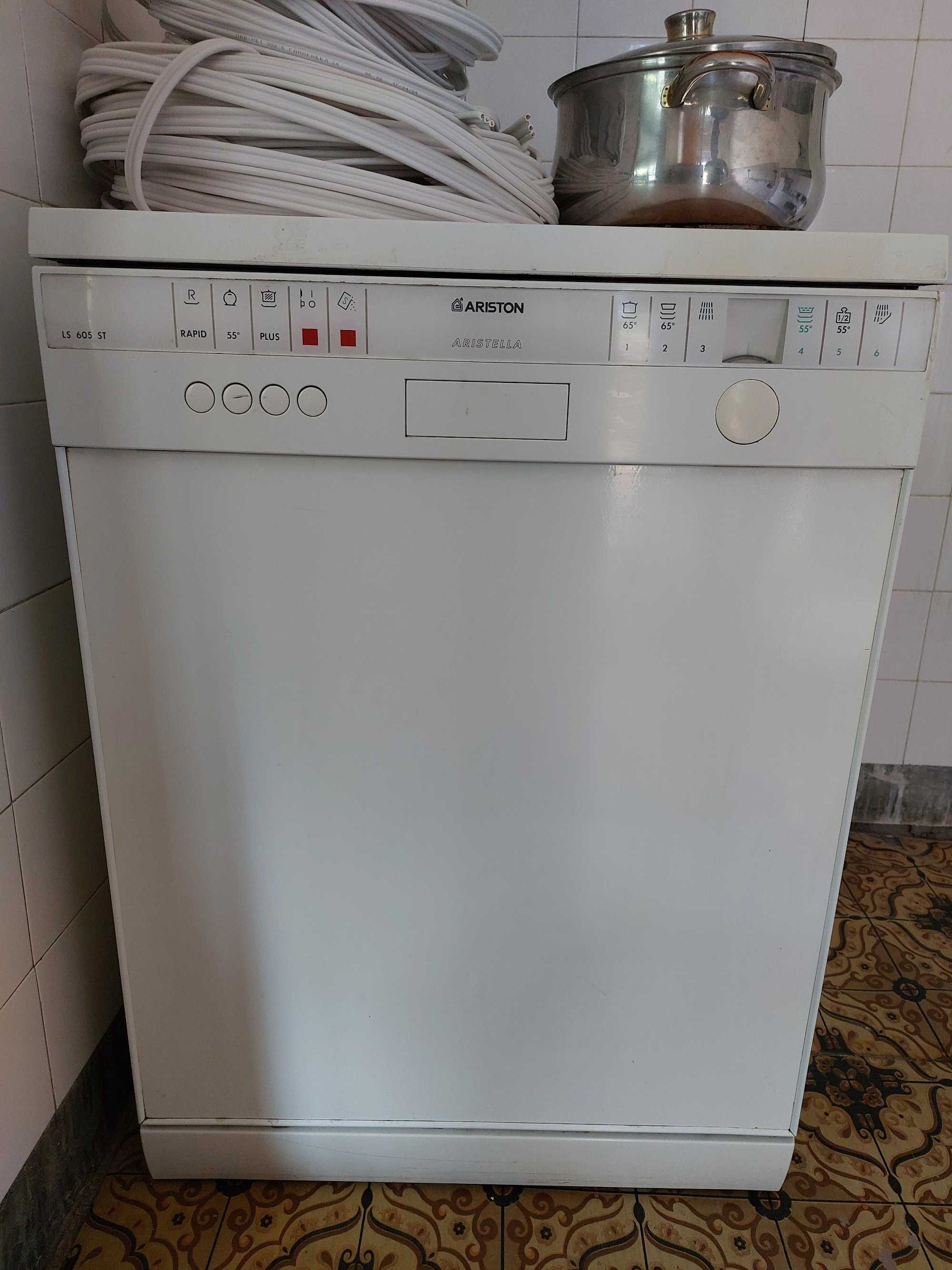 Продавам съдомиялна ARISTON LS 605 ST.Размери в/ш/д:84.5/60/60.