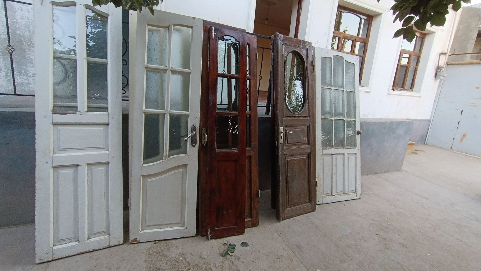 Eshik rom sotiladi holati yaxshi