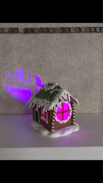 Пряничный дом, светится